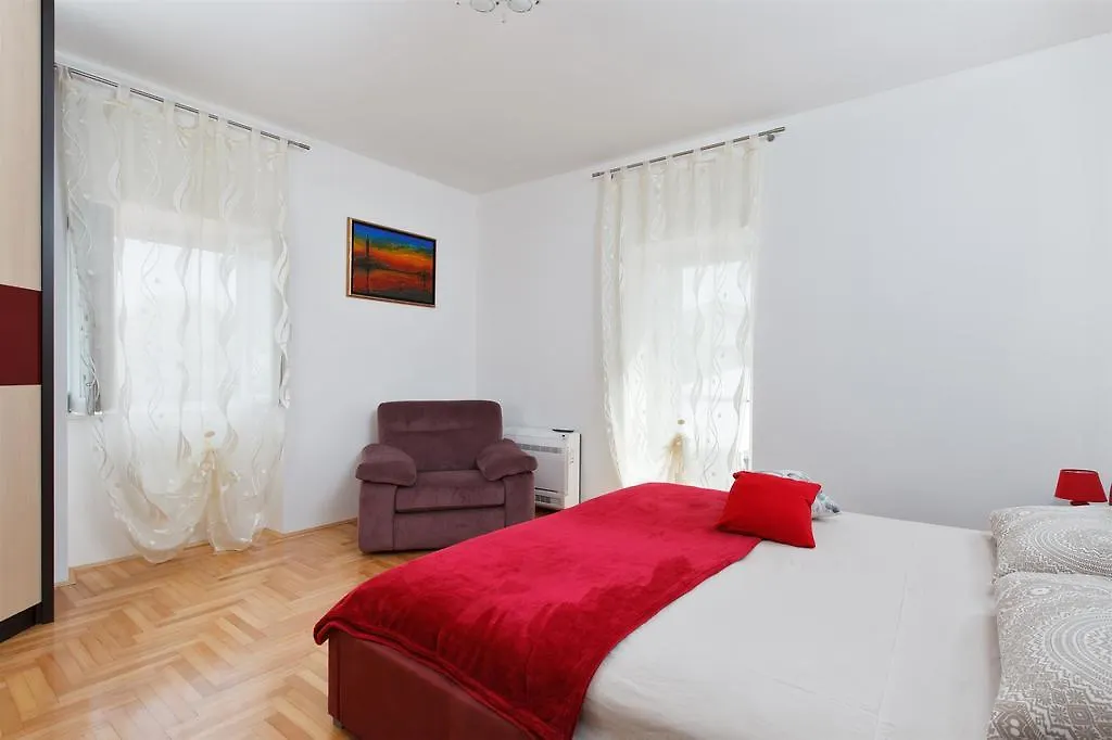 Villa Luna Sutomiscica 0*,